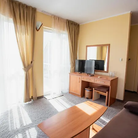 Хотел Dolphin 2*